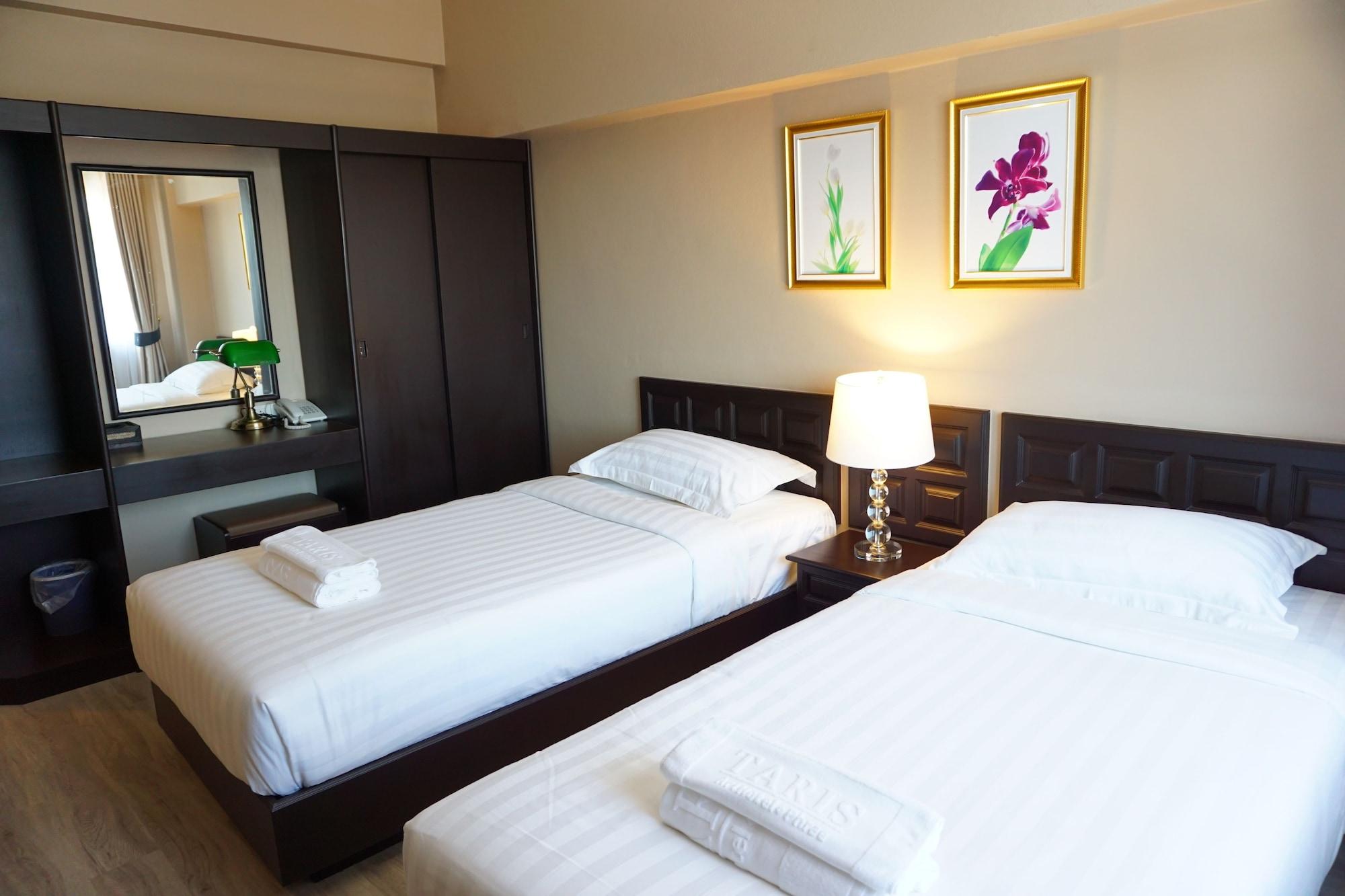 Taris Art Hotel Phrae Buitenkant foto