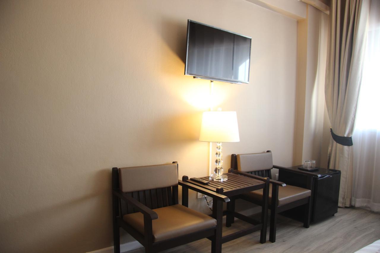 Taris Art Hotel Phrae Buitenkant foto