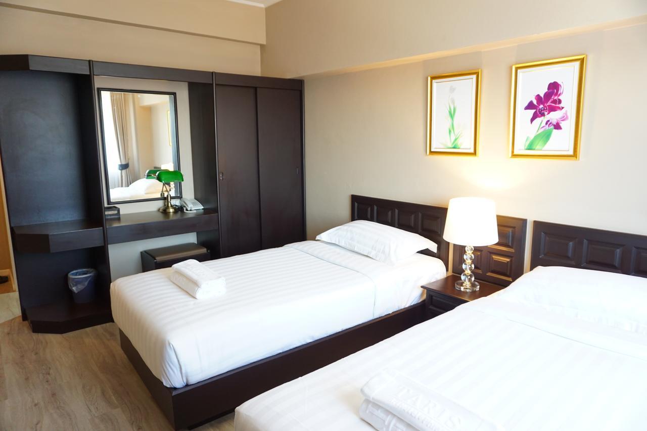 Taris Art Hotel Phrae Buitenkant foto